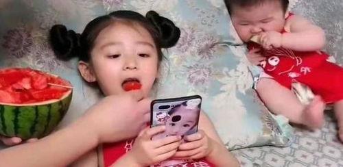 女儿吃瓜的视频大全,欢乐瞬间，笑料横生