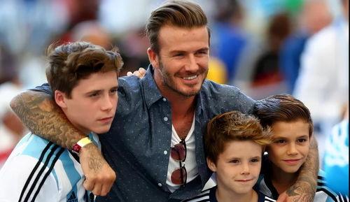 逗比小贝基吃瓜视频,笑料百出，网友直呼“太欢乐”