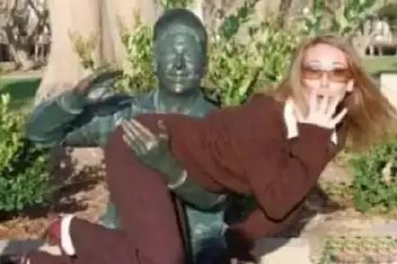 带你吃瓜搞笑雕像视频